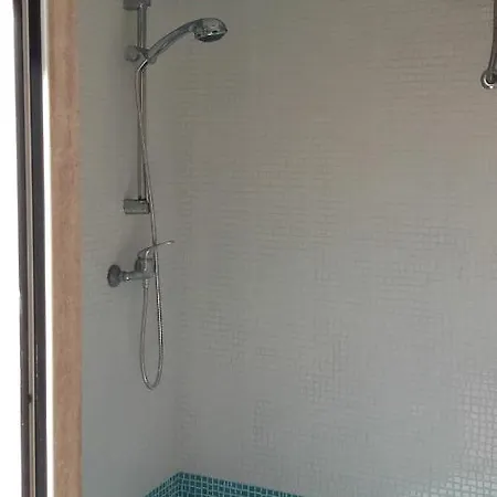 A Pochi Metri Dal Mare *